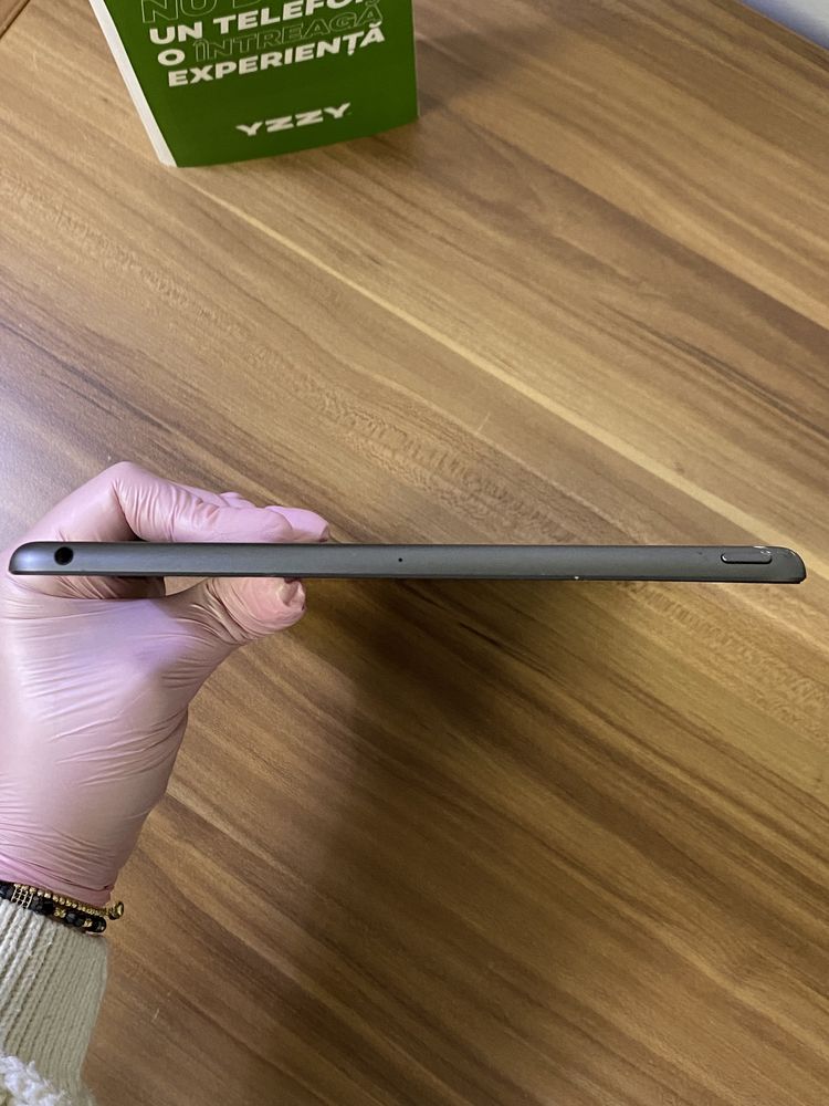 iPad 10.2-Inch 9th Generation / 64 GB / Space Gray/ Bun