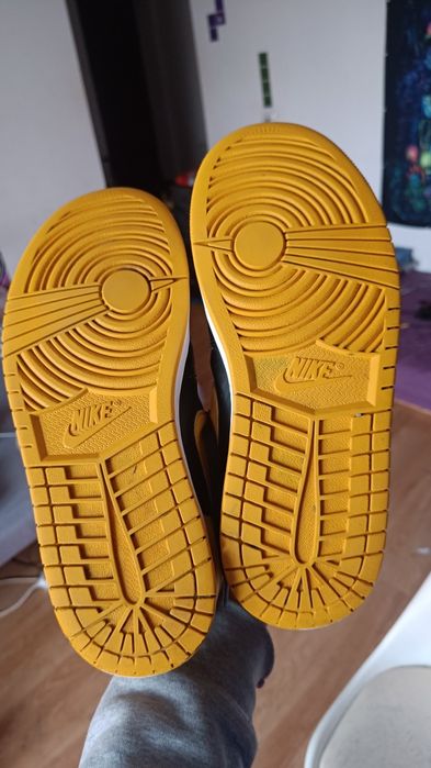 Jordan 1 low, black and yellow