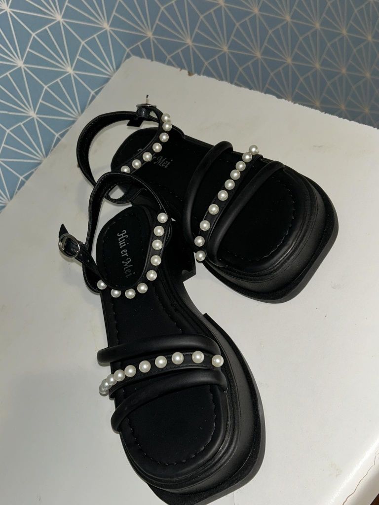 Sandale noi pe culoarea negru
