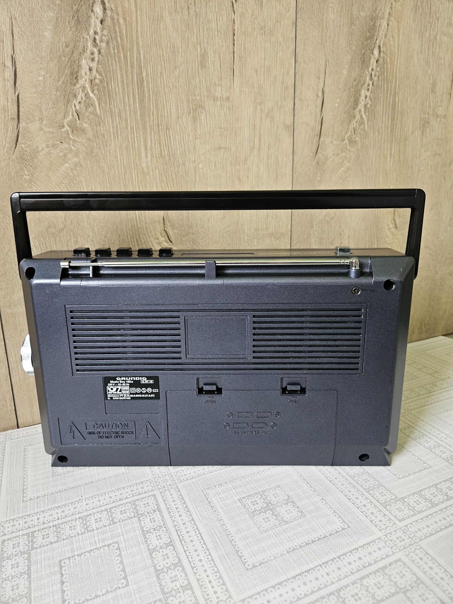 Radio portabil Grundig Music Boy 165 a Germania 1989)
