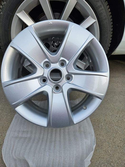 Vând jantă skoda octavia