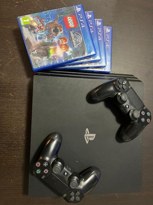 Vând PS4 PRO + 2 console + 4 jocuri
