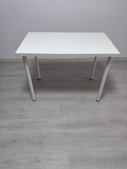 Masa ikea alba.