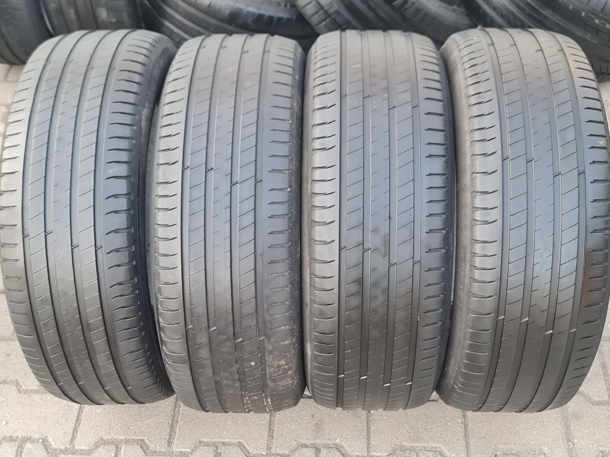 235 60 18 Michelin