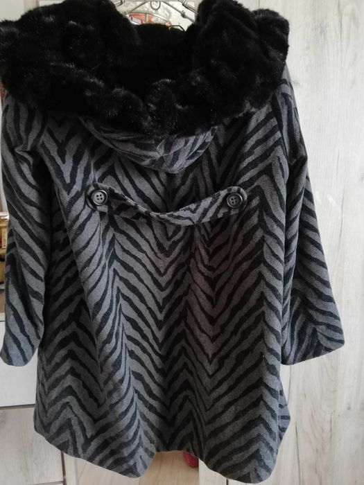 Haină elegantă cu glugă  Kello, mărimea 40,lungime 90 cm.