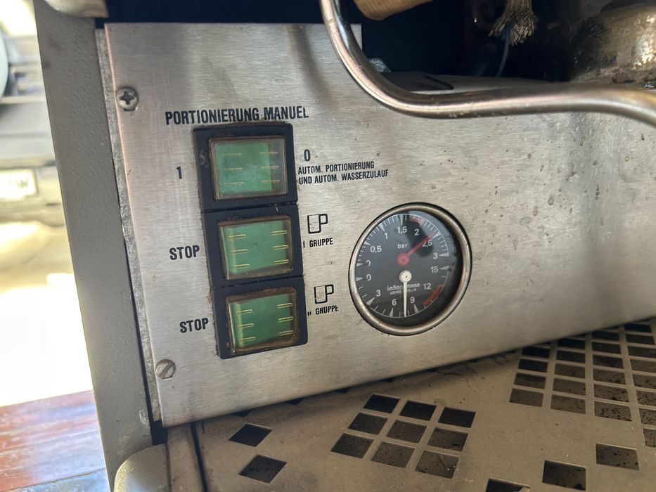 Машината La San Marco 85-16M-2 е професионална еспресо машина