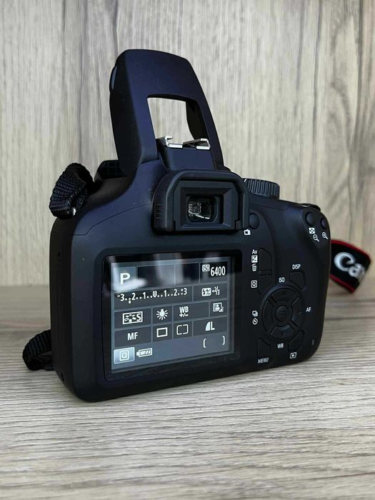 Фотоапарат Canon EOS 4000D + обектив Canon EFS 18-55mm / Перфектен