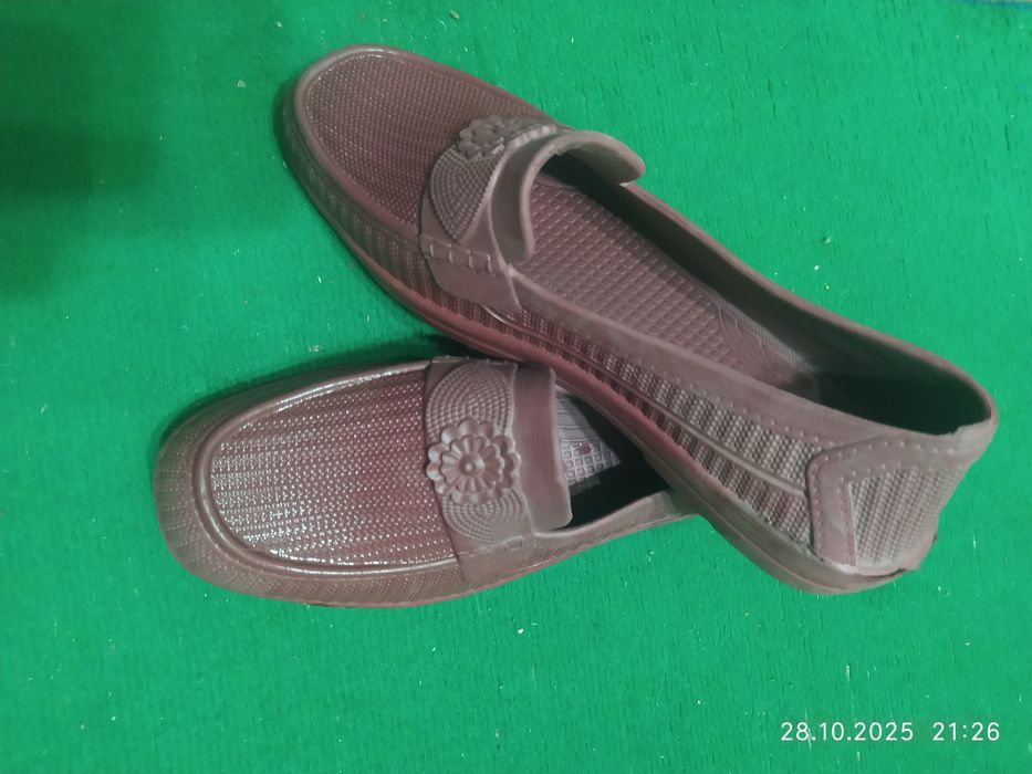 Продам галоши женские.