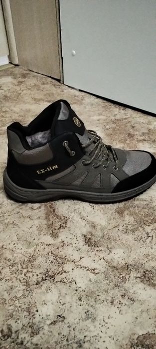 Продам зимние кроссовки