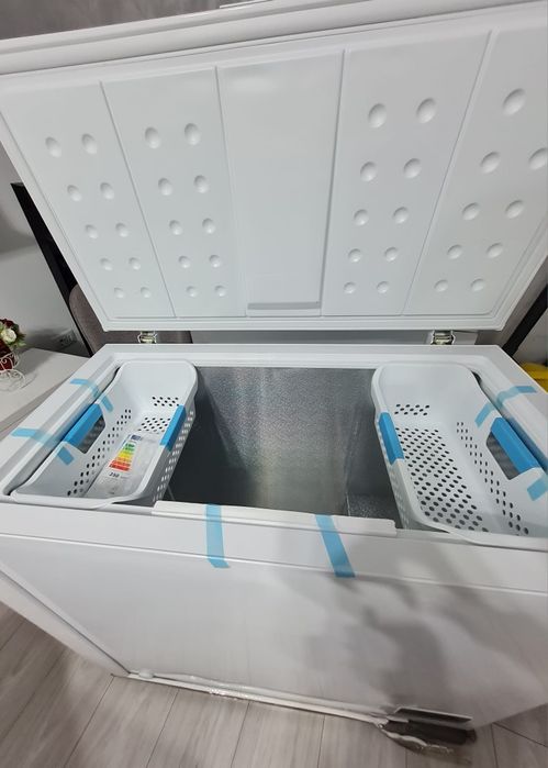 Ladă frigorifică Midea de 198 litri   MDRC279FZF01CE