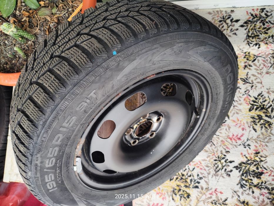 Vand 4 janteVw R15 cu anvelope iarna Nokian 195/65R15, Tg Jiu