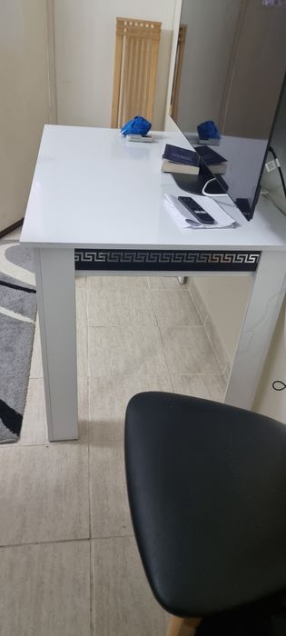 Два кожени дивана с 2 маси, отлично състояние