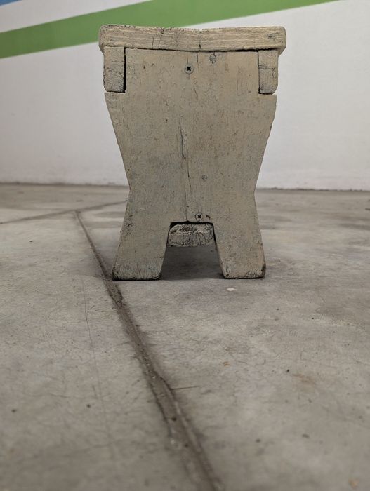 Старо дървено столче