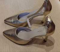 Оригинални обувки faina в злато на ток с каишка на глезена  38 номер