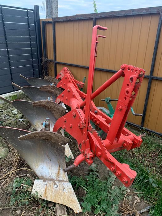 Plug kverneland cu 3, 4 trupite