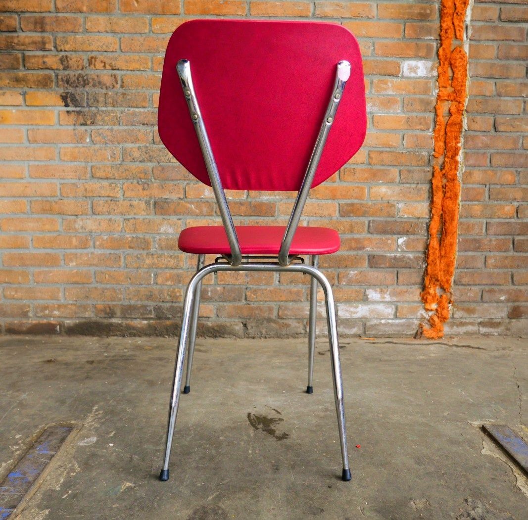 Mid Century трапезни столове от 50те години с винил с изящни извивки.