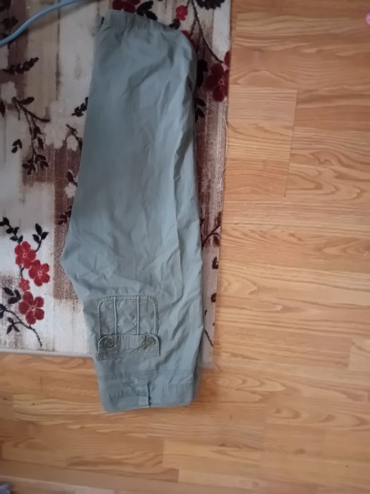 Pantaloni trei sferturi