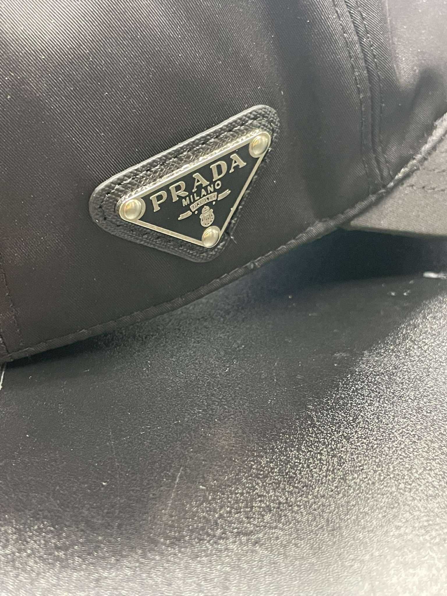 Шапка с козирка Prada
