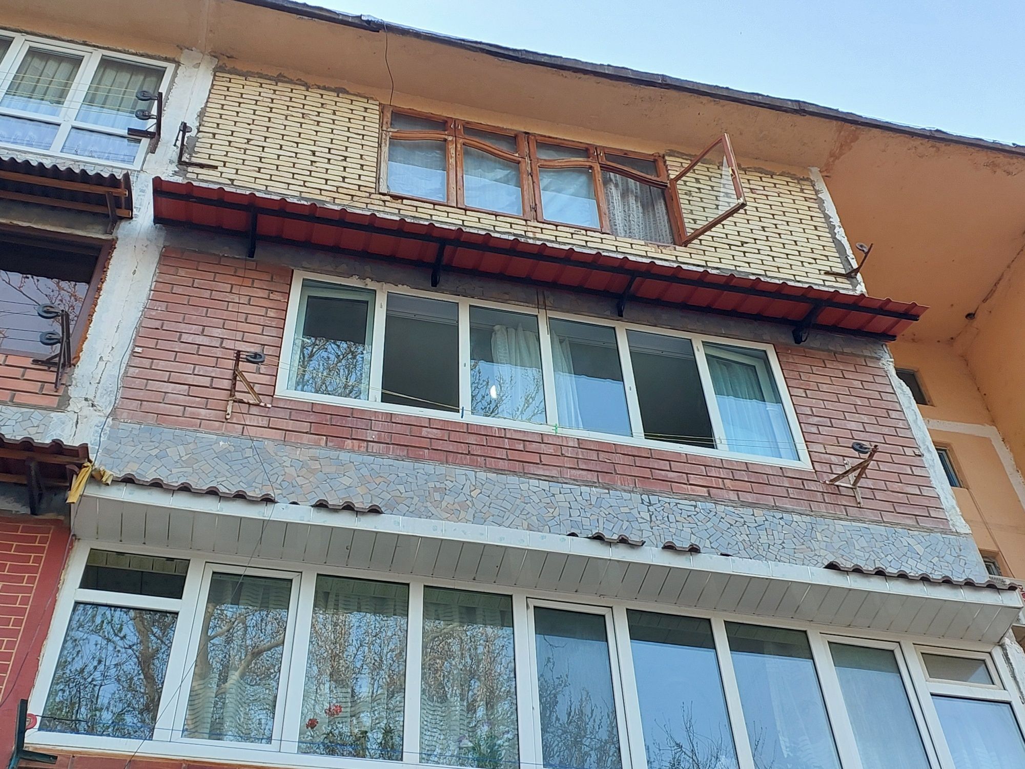 Установка козырьков над окнами быстро и качественно