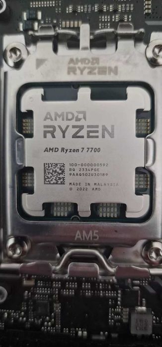 MSI MAG B650 Tomahawk WIFI + RYZEN 7 7700 8-Core (5.3 GHz Turbo) AM5