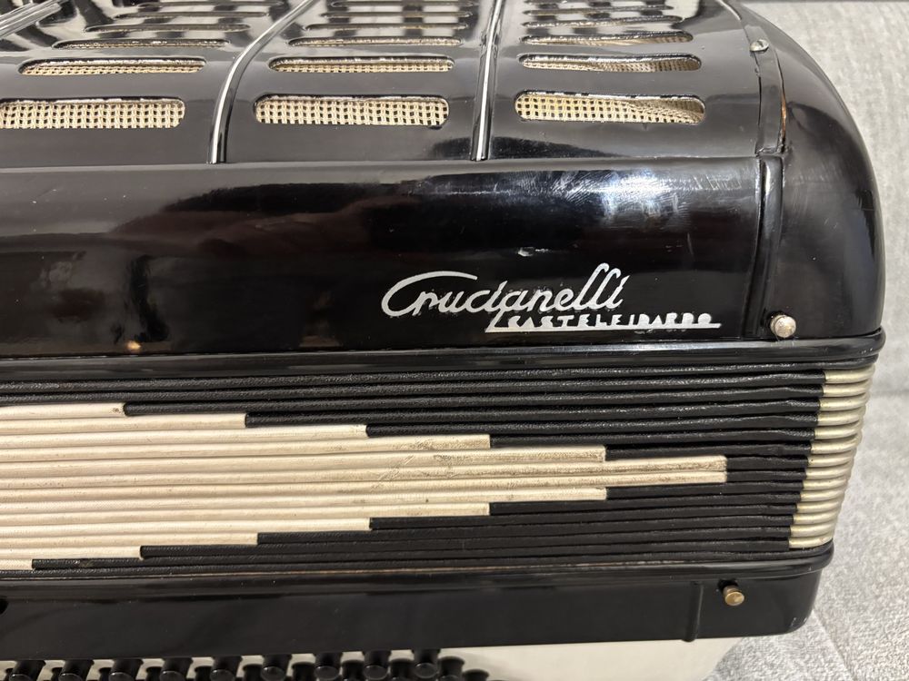 Acordeon italian Crucianelli Mussette cu 120 de basi