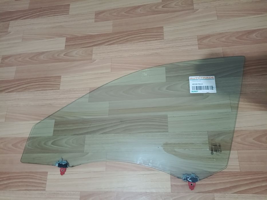 Боковое водительское стекло