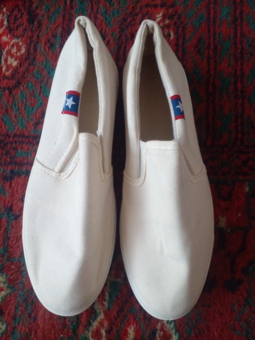 Oyoq kiyimlar sotiladi