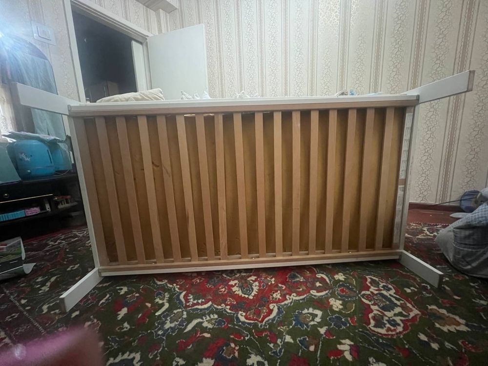 Продам кроватку. Крепкая отличная кроватка.