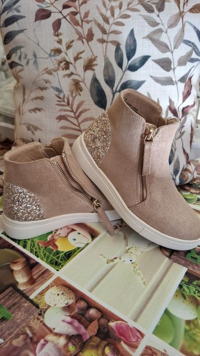 Ghetuțe fete,cu fermoar,purtate foarte putin,mărimea 34cm