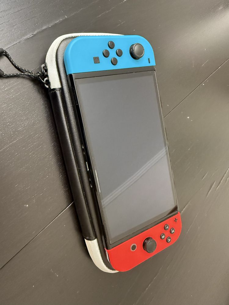 Nintendo Switch 64 GB OLEF 7” + Zelda The Breth of the Wild and Case