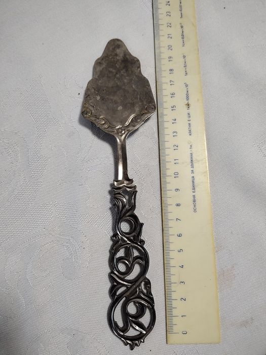 Продавам шпатула за торта