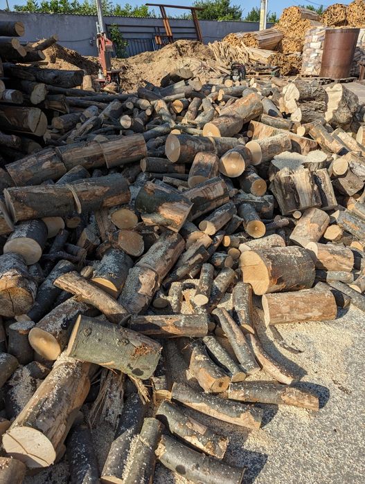 Lemne de foc uscate și crapate