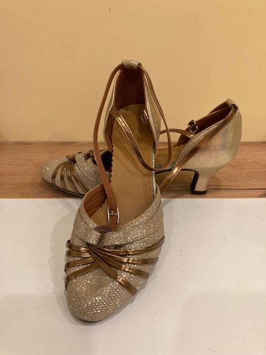 Златисти бувки на ток (подходящи и за танци)