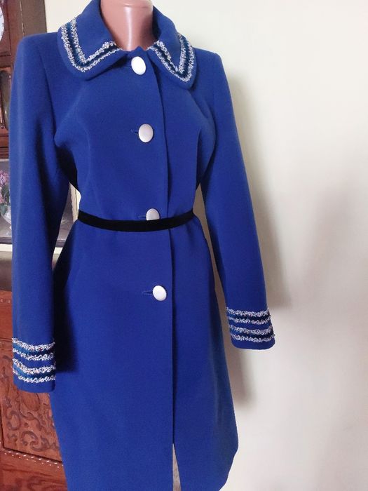 Palton nou albastru regal, foarte frumos, cu garnitura de catifea