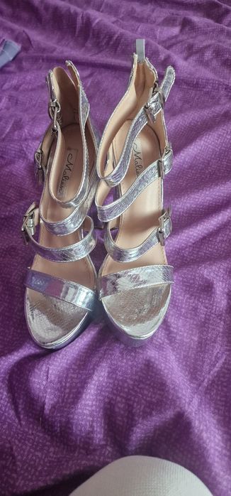 Vând sandale cu toc