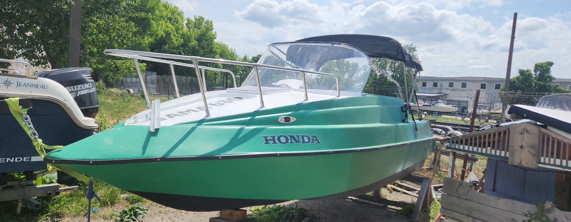 Barca cabinata cu motor