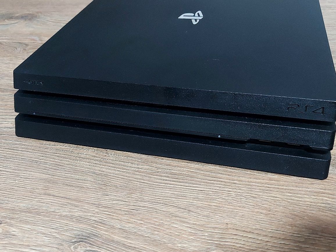 Ps4 pro в комплект със кабели