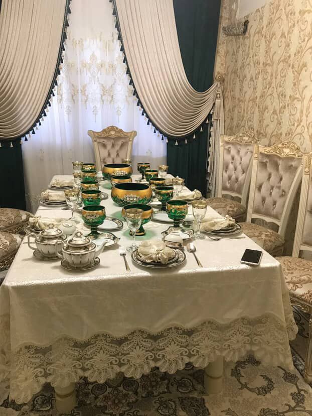 8 ta stul 1 ta kotta stol 1 oy ishlatilingan