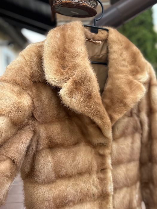 Vând palton din blana naturala din Vizon