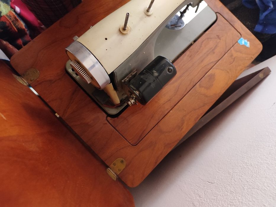 Vând mașină de cusut