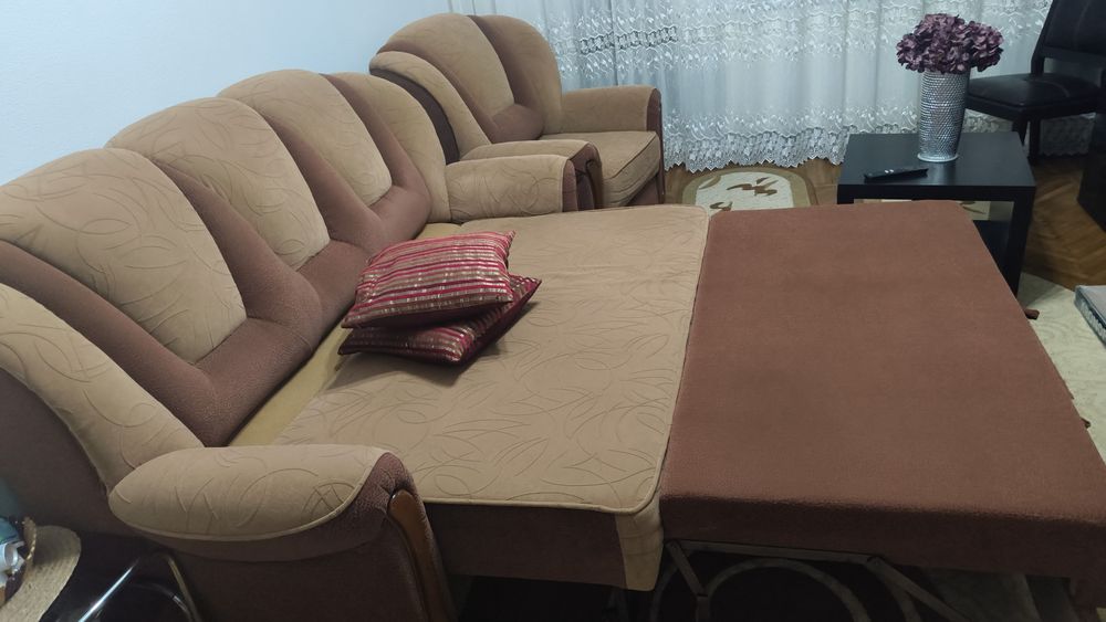 Set canapea cu 2 fotolii  extensibile toate trei piesele