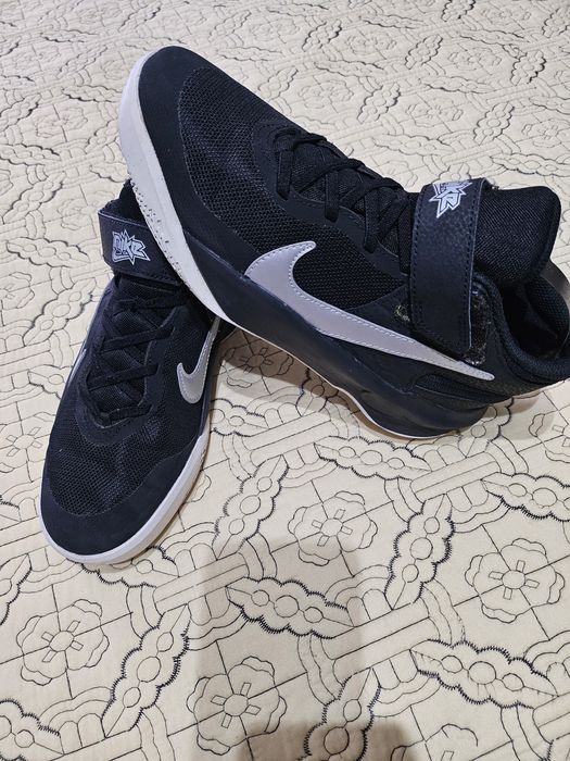 Pantofi sport Nike marimea 39 interior 24,5 cm.