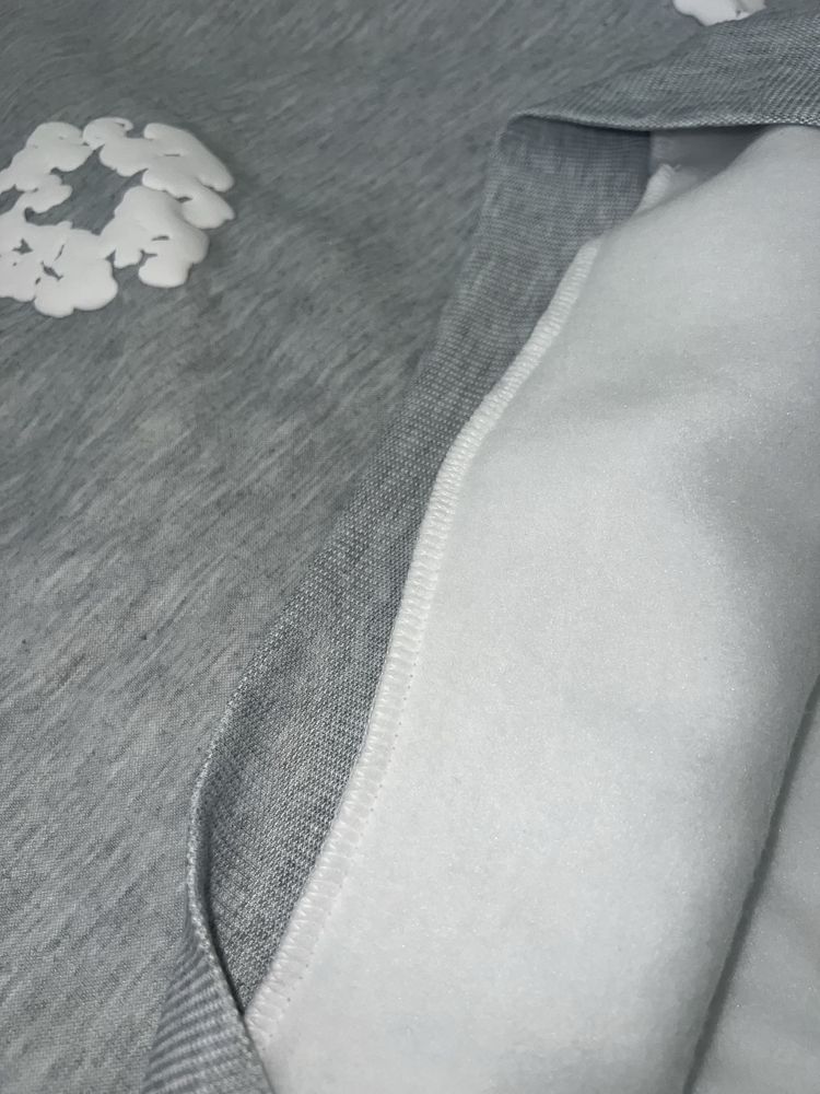 Denim Tears екип и сив суитчер
