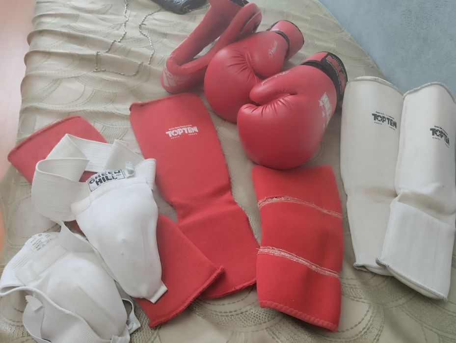 Продаю комплект, перчатки шлем и т.д.