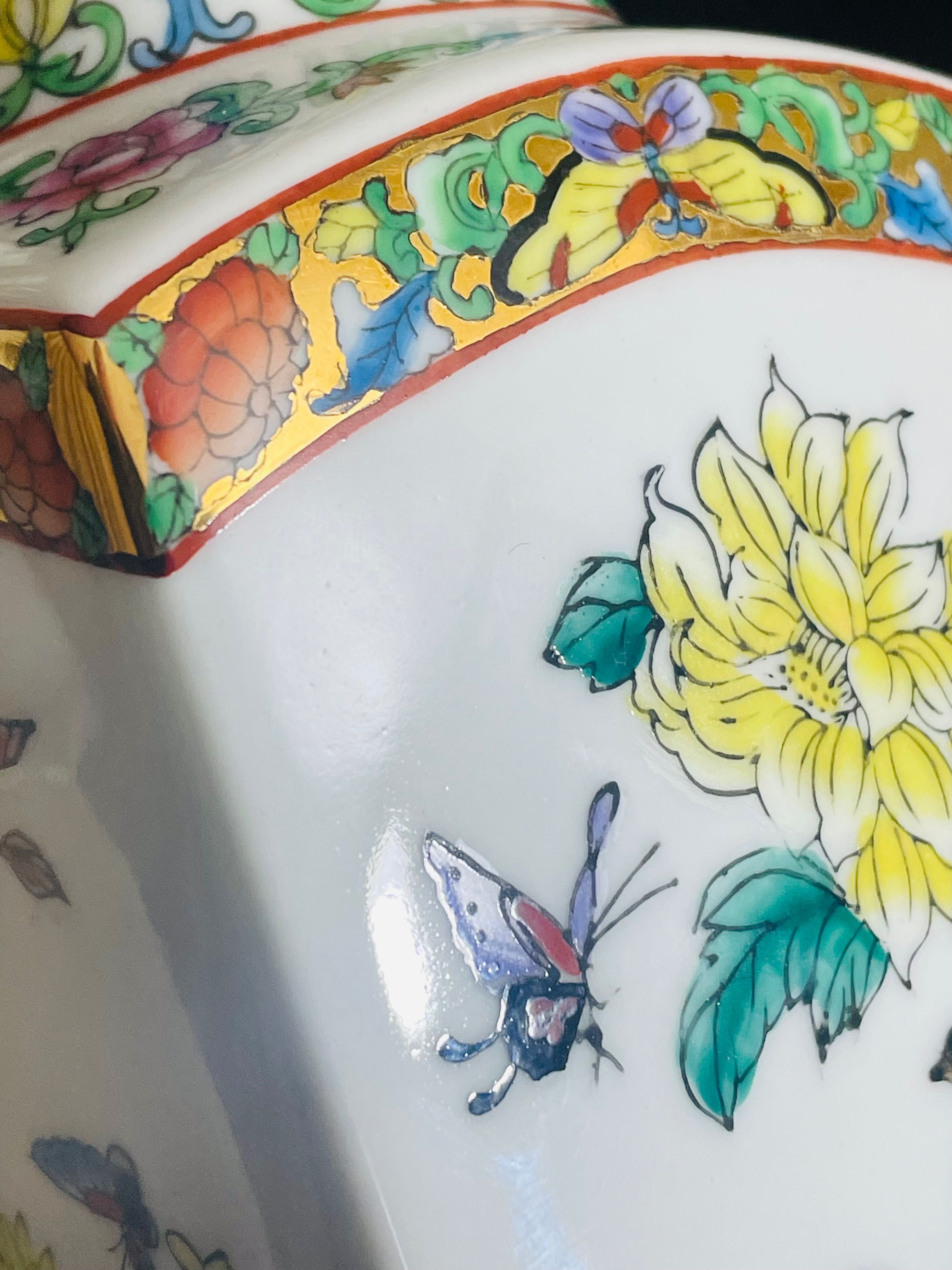Китайска порцеланова ваза с птички и цветя, планини, златен обков