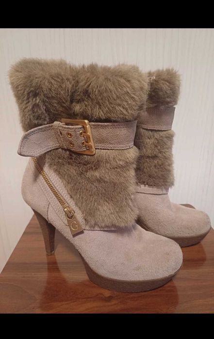 Vând cizme Guess , mar 37