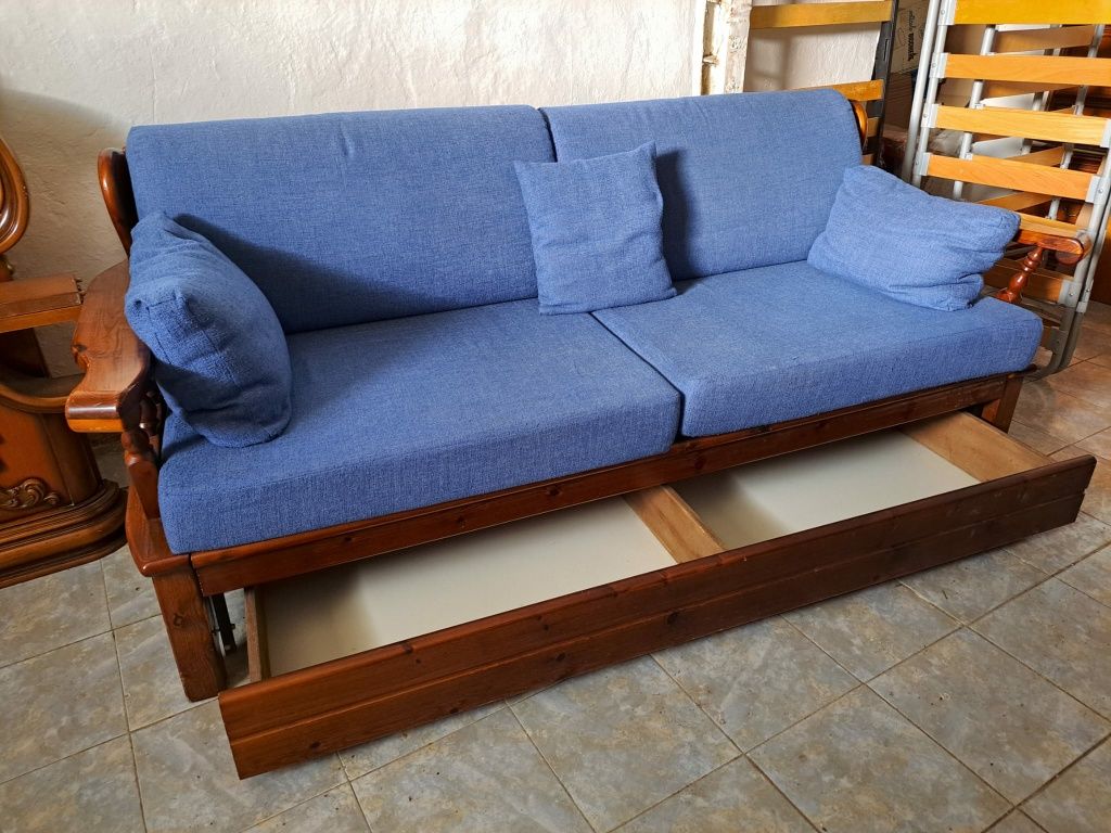 Canapea din lemn cu lada.