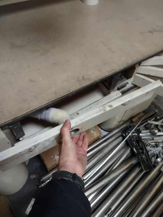 Старо метално зъботехническо бюро с плот от камък и лампи