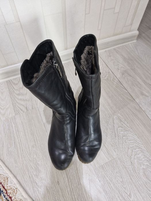 Продам зимние женские сапоги