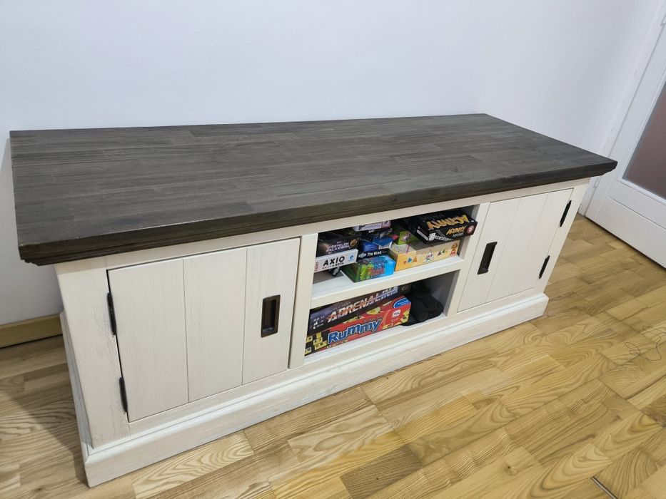 Vând comodă TV din lemn masiv, cu design rustic